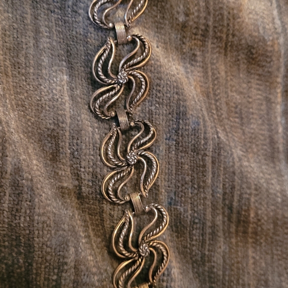 Jewelry - Elegant Silver Floral Bracelet